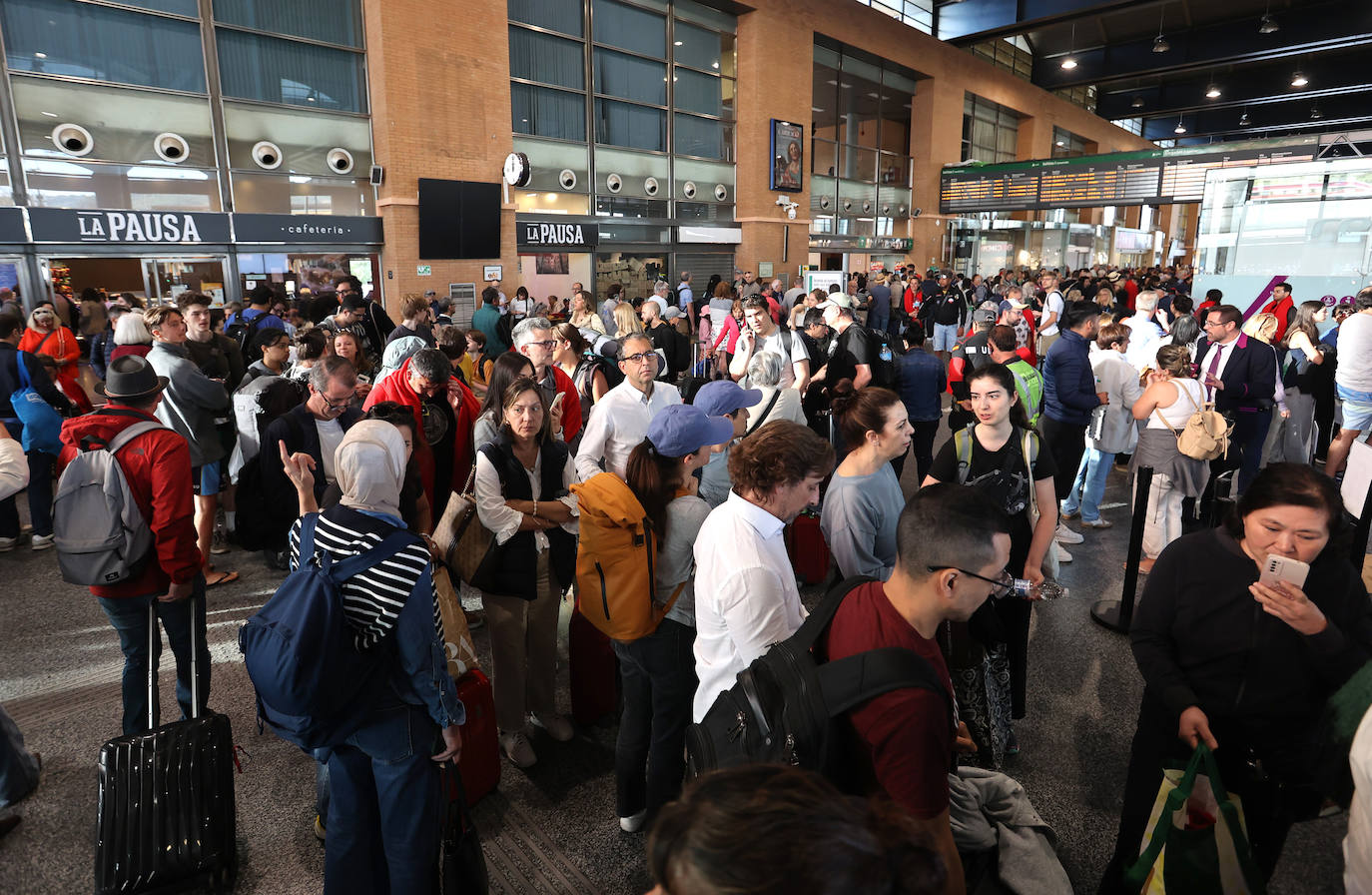 Las imágenes de centenares de pasajeros en la estación de Córdoba tras una noche interminable