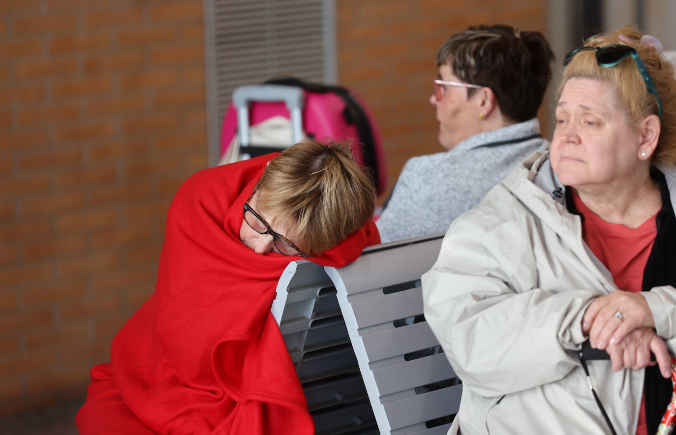 Las imágenes de centenares de pasajeros en la estación de Córdoba tras una noche interminable