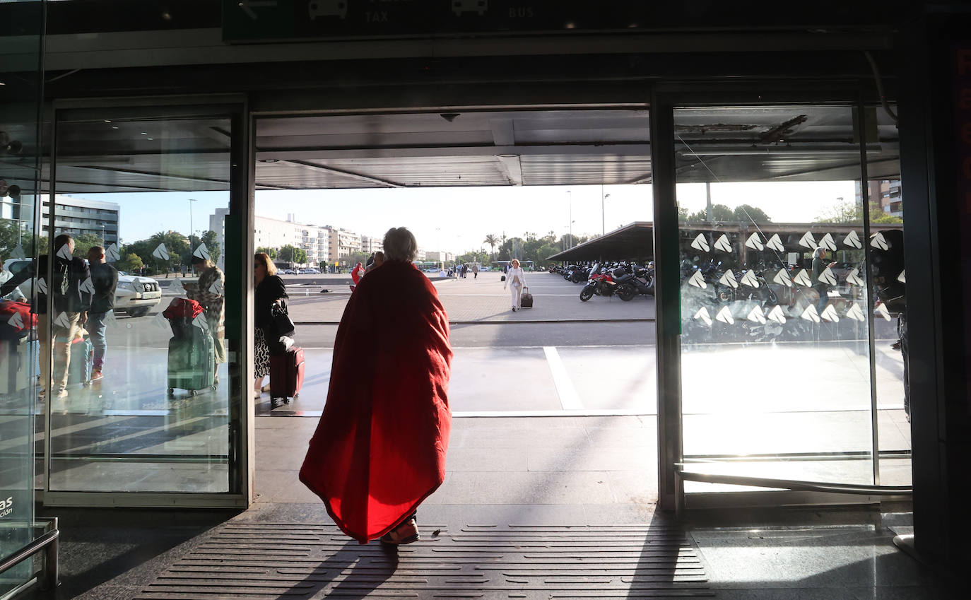 Las imágenes de centenares de pasajeros en la estación de Córdoba tras una noche interminable