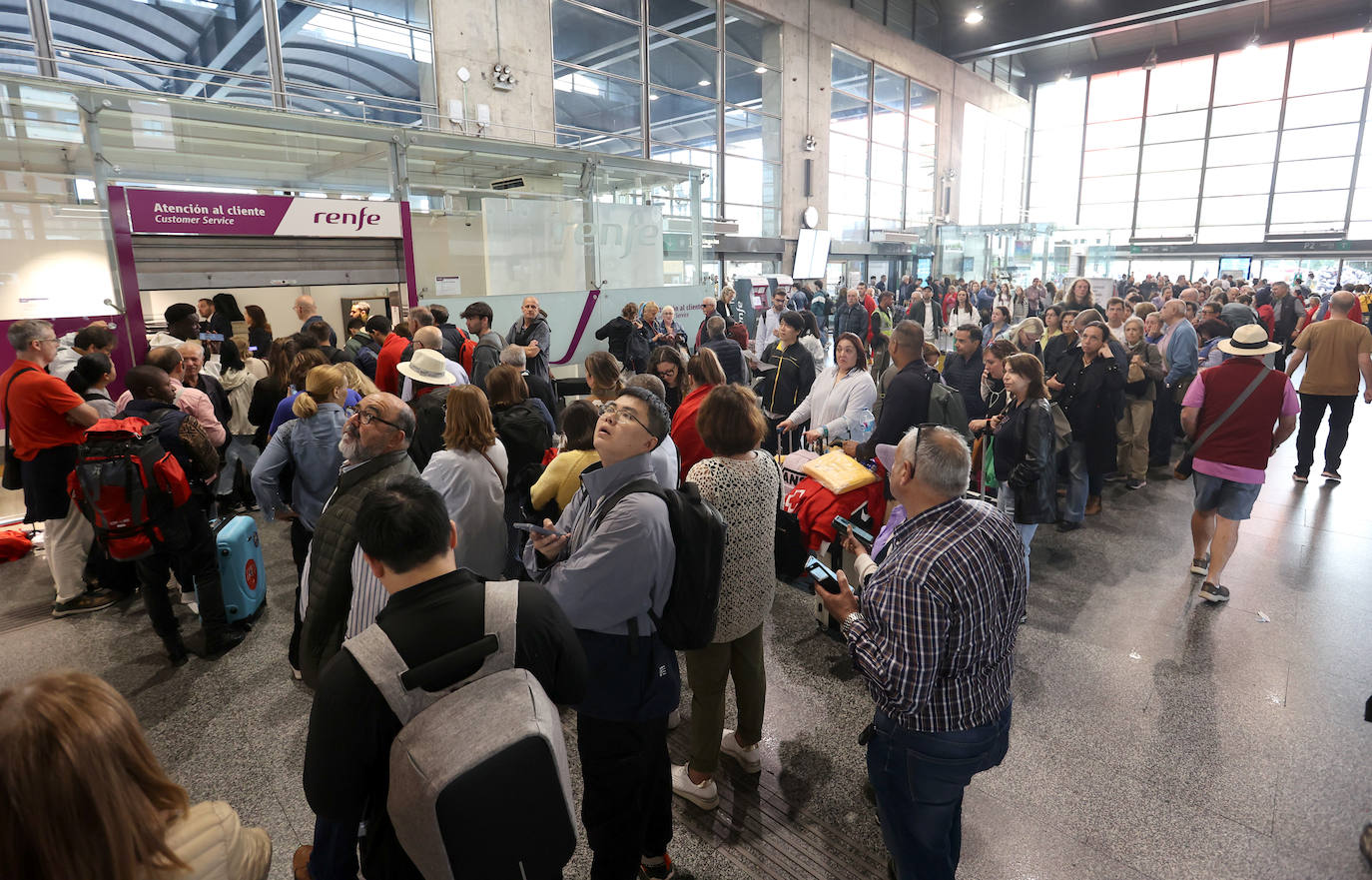 Las imágenes de centenares de pasajeros en la estación de Córdoba tras una noche interminable