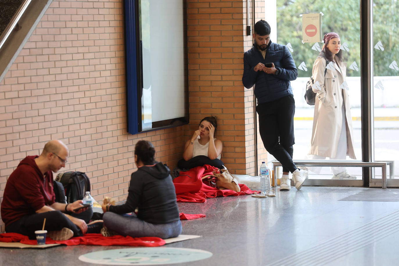 Las imágenes de centenares de pasajeros en la estación de Córdoba tras una noche interminable