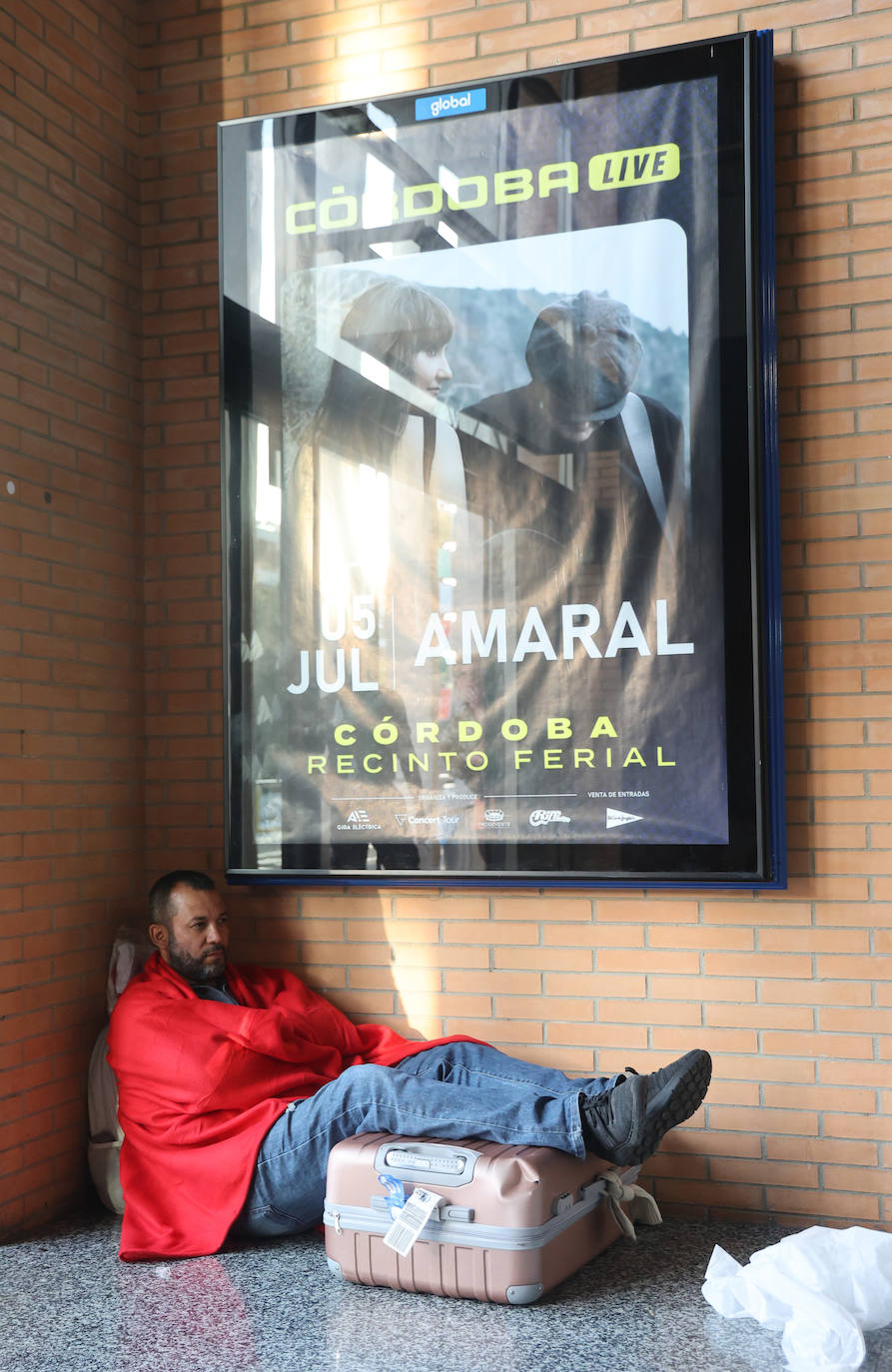 Las imágenes de centenares de pasajeros en la estación de Córdoba tras una noche interminable
