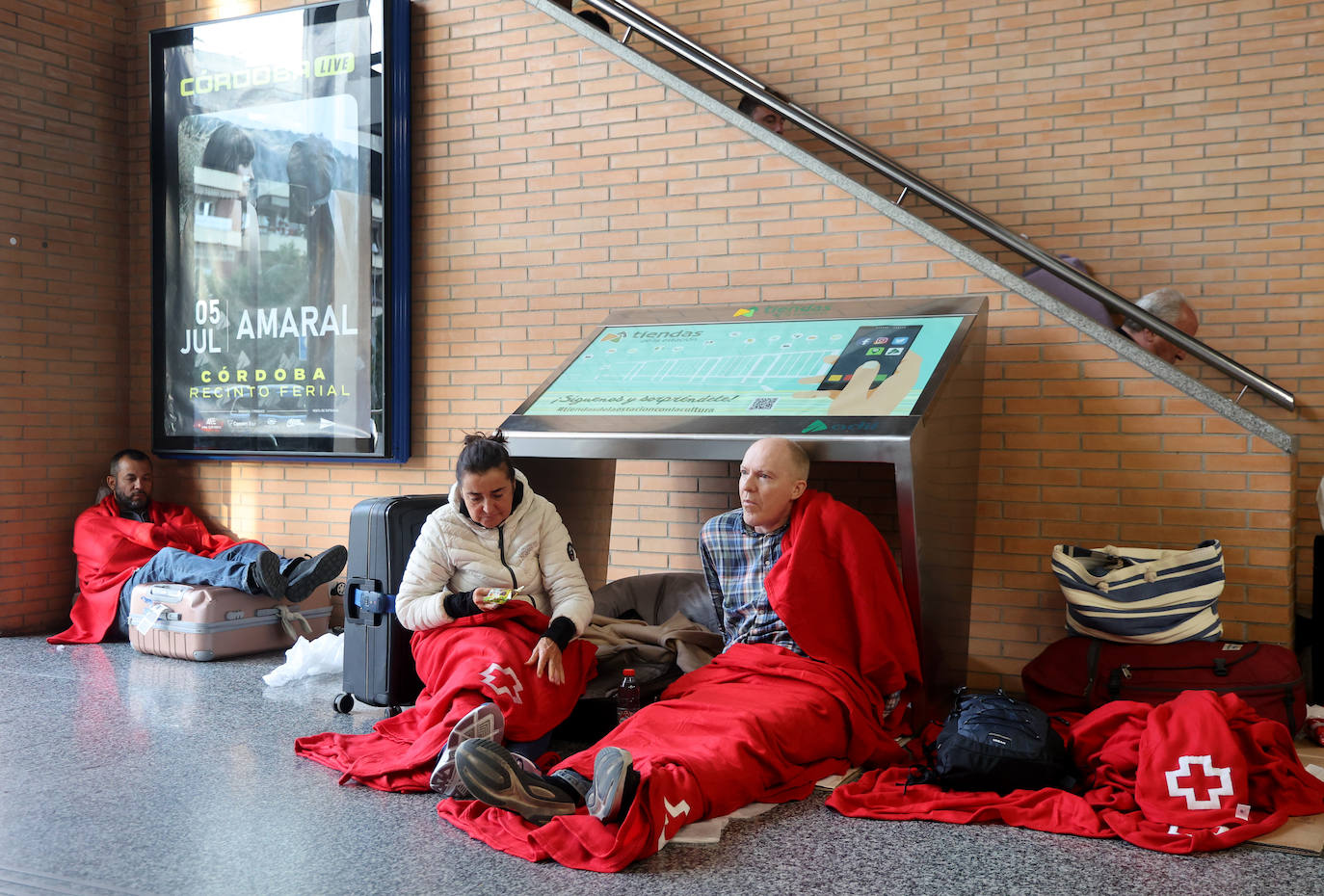 Las imágenes de centenares de pasajeros en la estación de Córdoba tras una noche interminable