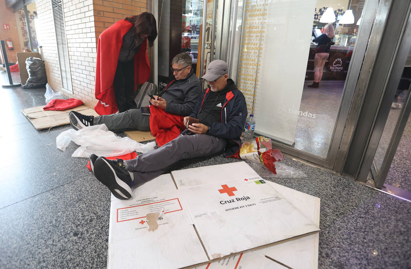 Las imágenes de centenares de pasajeros en la estación de Córdoba tras una noche interminable