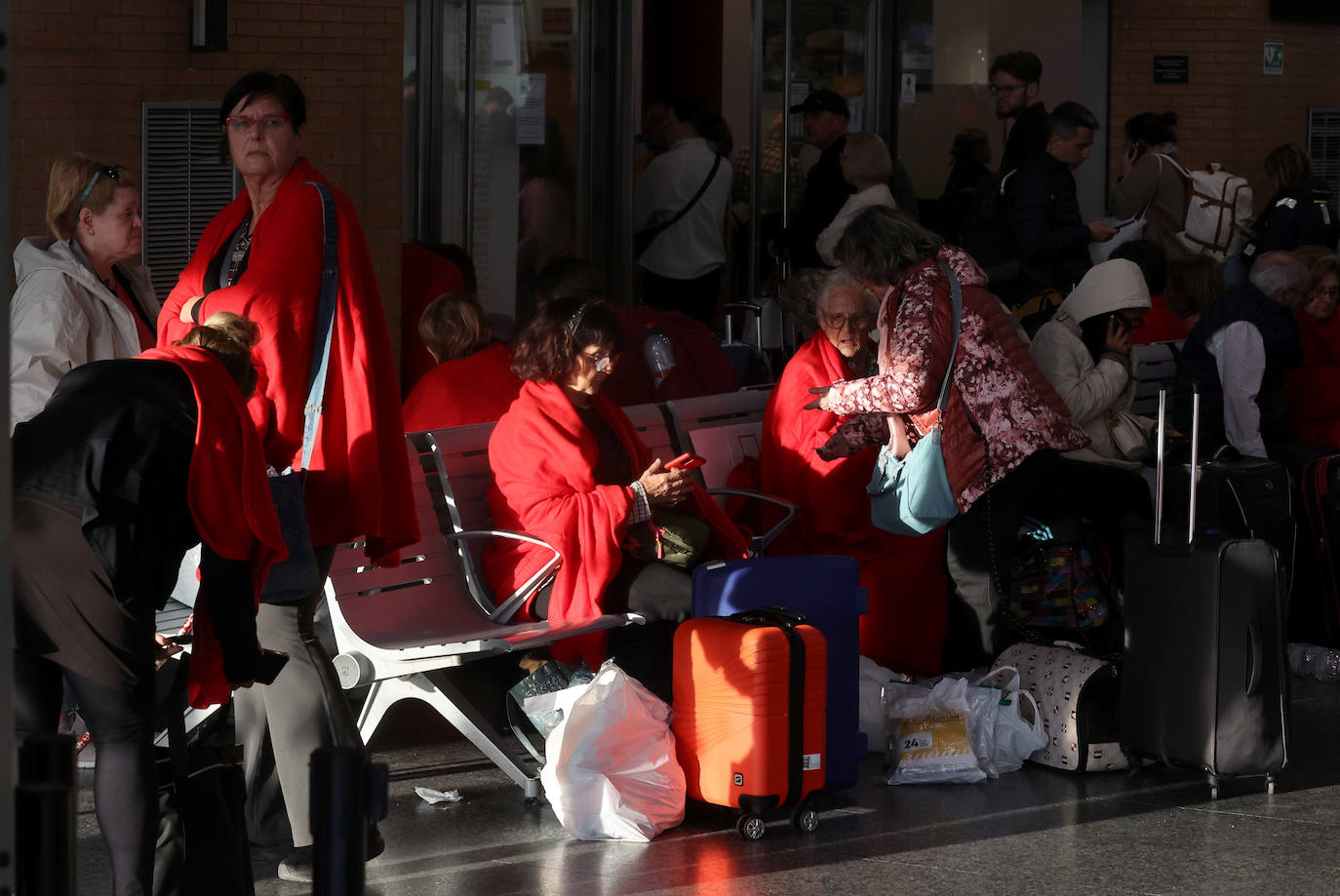 Las imágenes de centenares de pasajeros en la estación de Córdoba tras una noche interminable