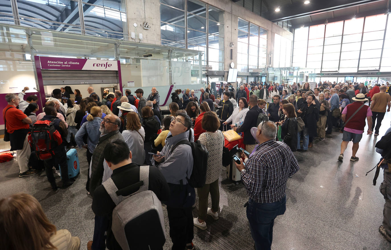 Las imágenes de centenares de pasajeros en la estación de Córdoba tras una noche interminable