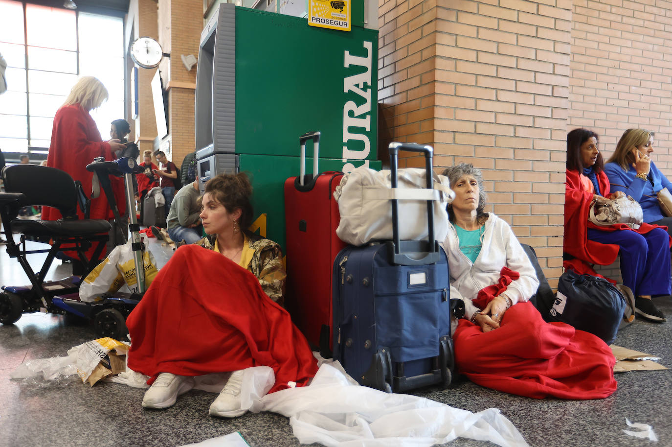 Las imágenes de centenares de pasajeros en la estación de Córdoba tras una noche interminable