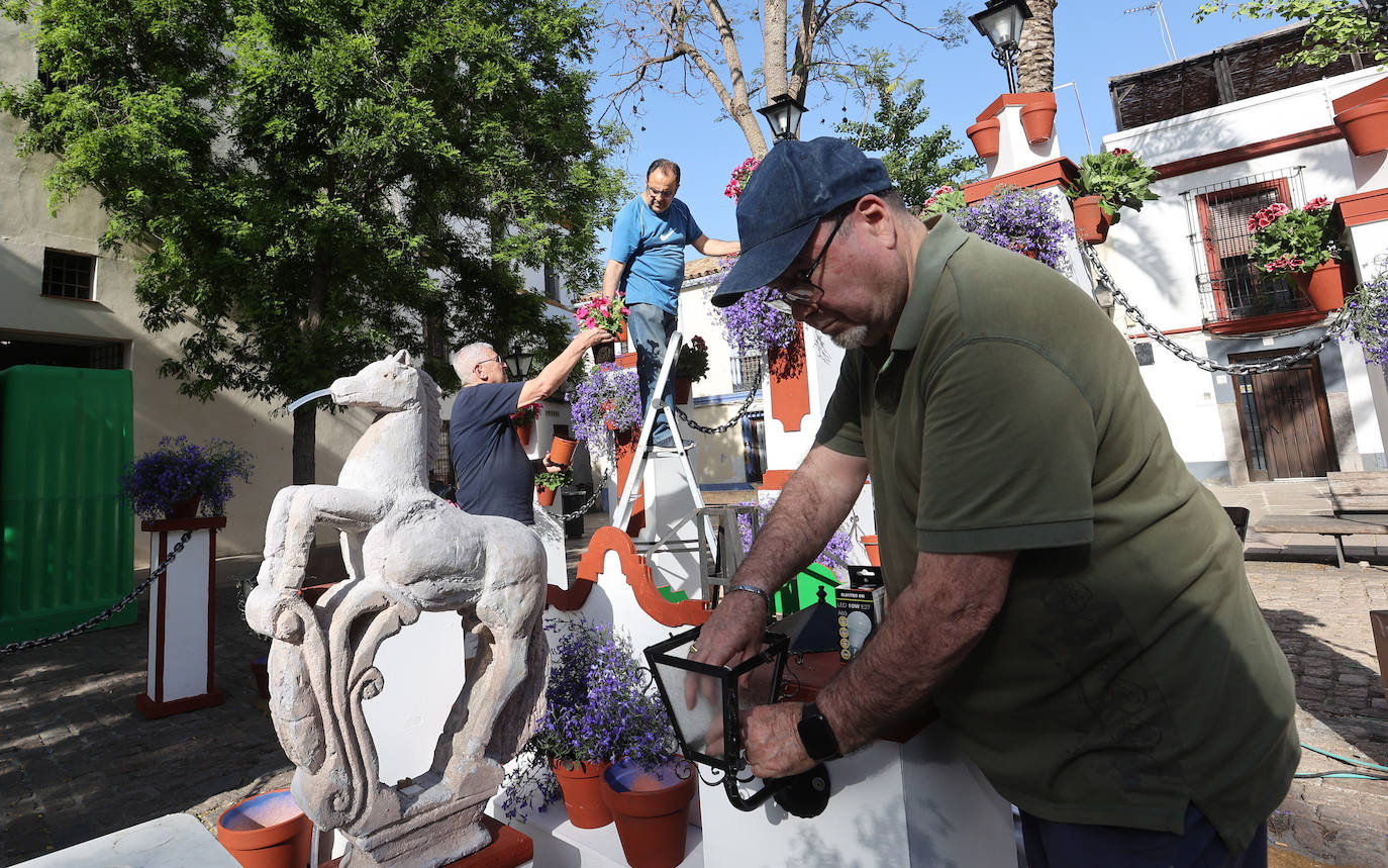 Los preparativos de las Cruces de Mayo en Córdoba, en imágenes