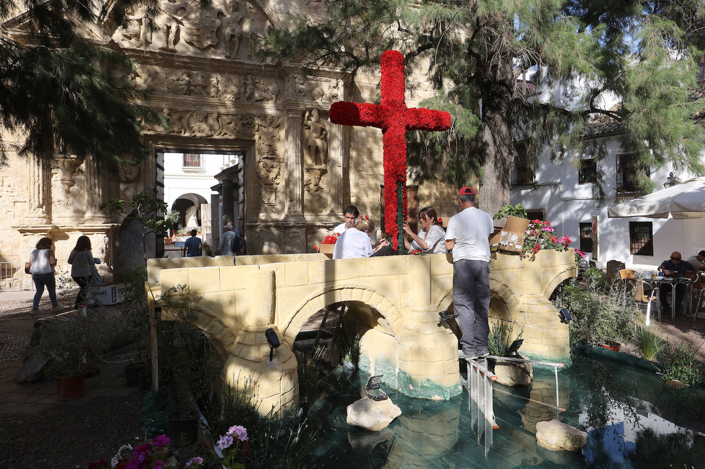 Los preparativos de las Cruces de Mayo en Córdoba, en imágenes