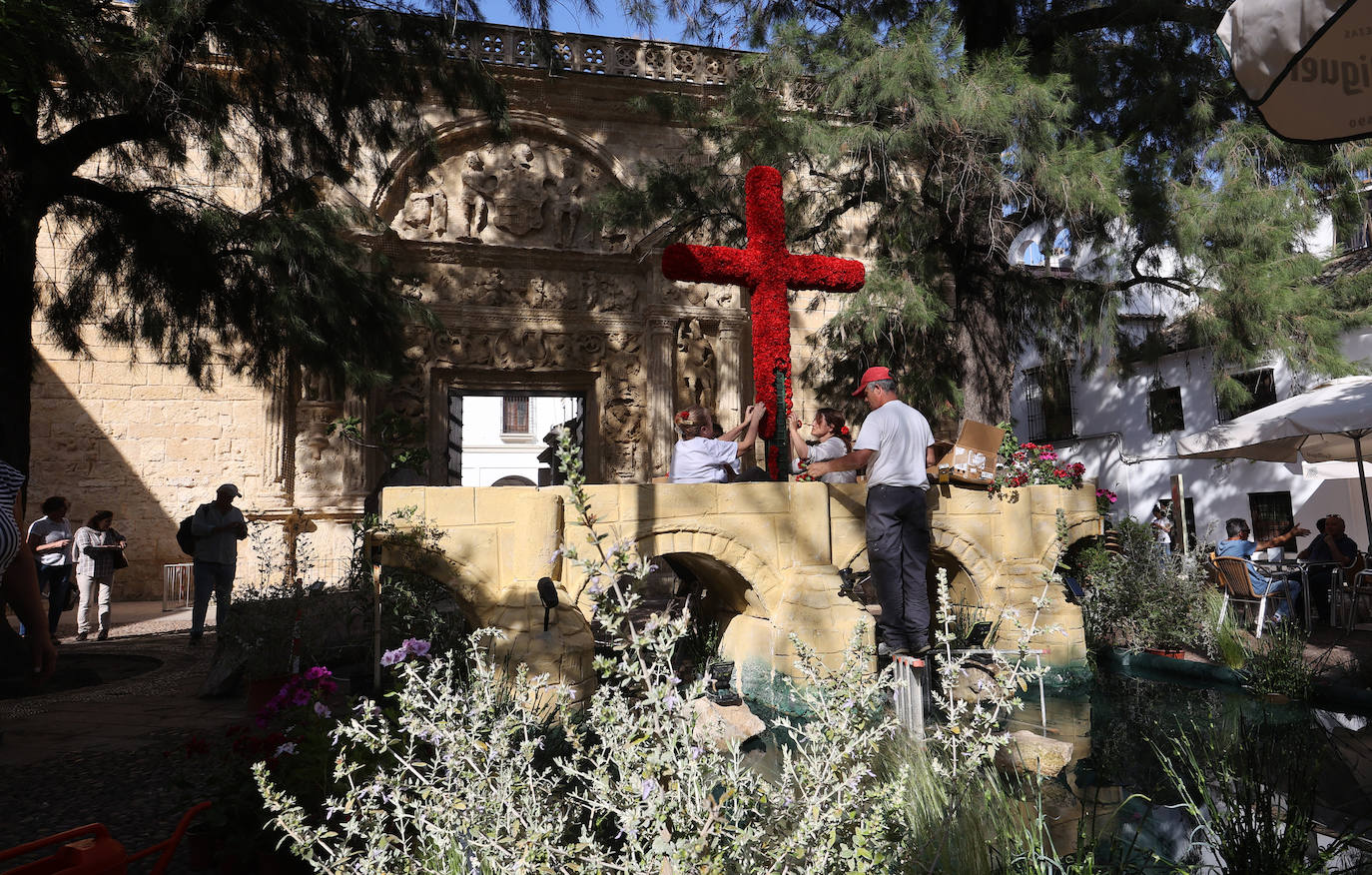 Los preparativos de las Cruces de Mayo en Córdoba, en imágenes