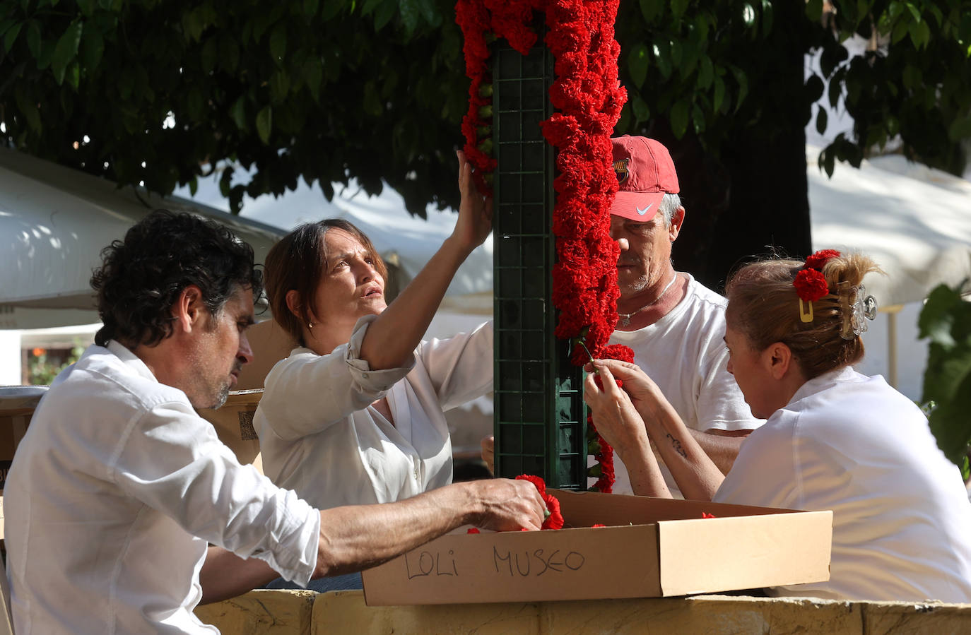 Los preparativos de las Cruces de Mayo en Córdoba, en imágenes