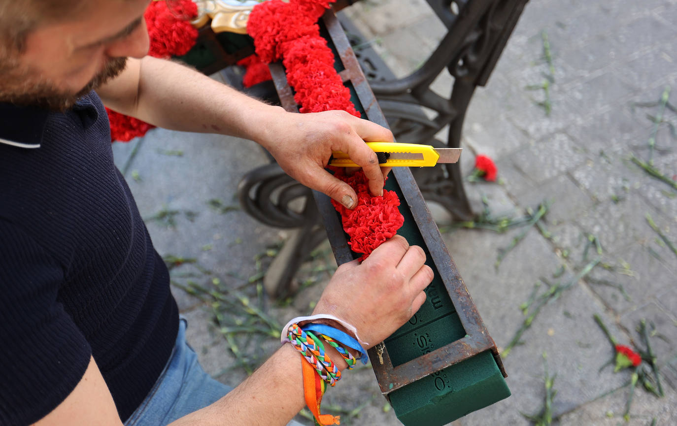 Los preparativos de las Cruces de Mayo en Córdoba, en imágenes