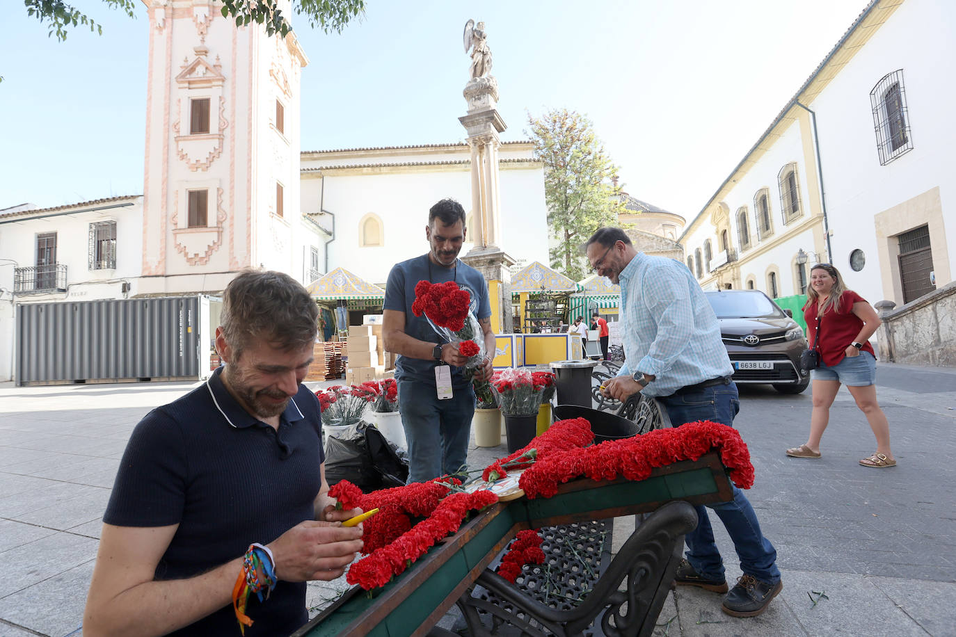 Los preparativos de las Cruces de Mayo en Córdoba, en imágenes