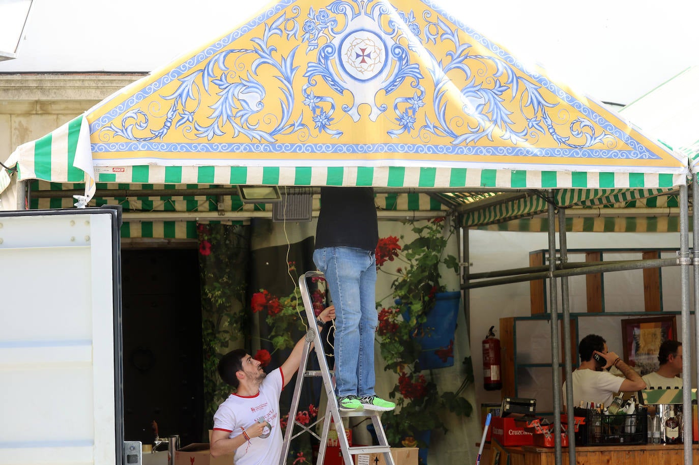 Los preparativos de las Cruces de Mayo en Córdoba, en imágenes