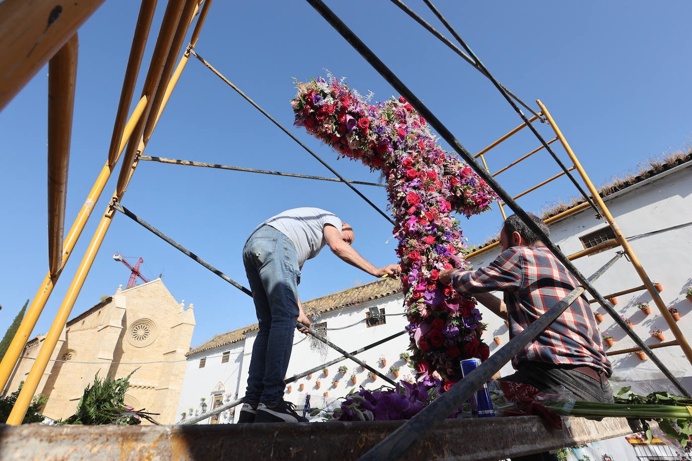 Los preparativos de las Cruces de Mayo en Córdoba, en imágenes