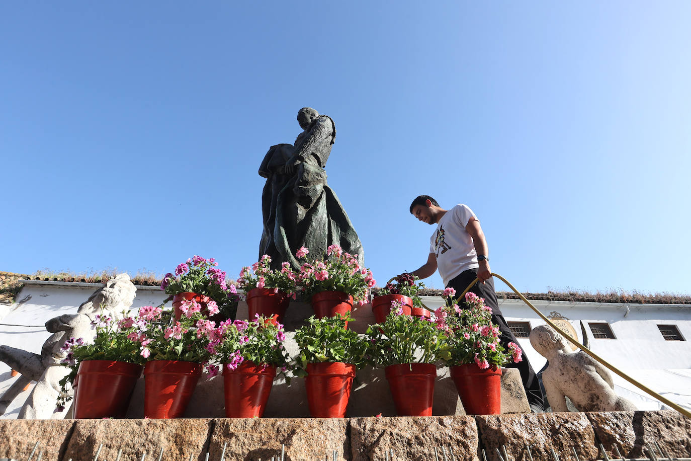 Los preparativos de las Cruces de Mayo en Córdoba, en imágenes