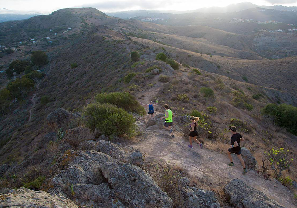 Grupo de deportistas hacen trail en Los Giles en foto promocional