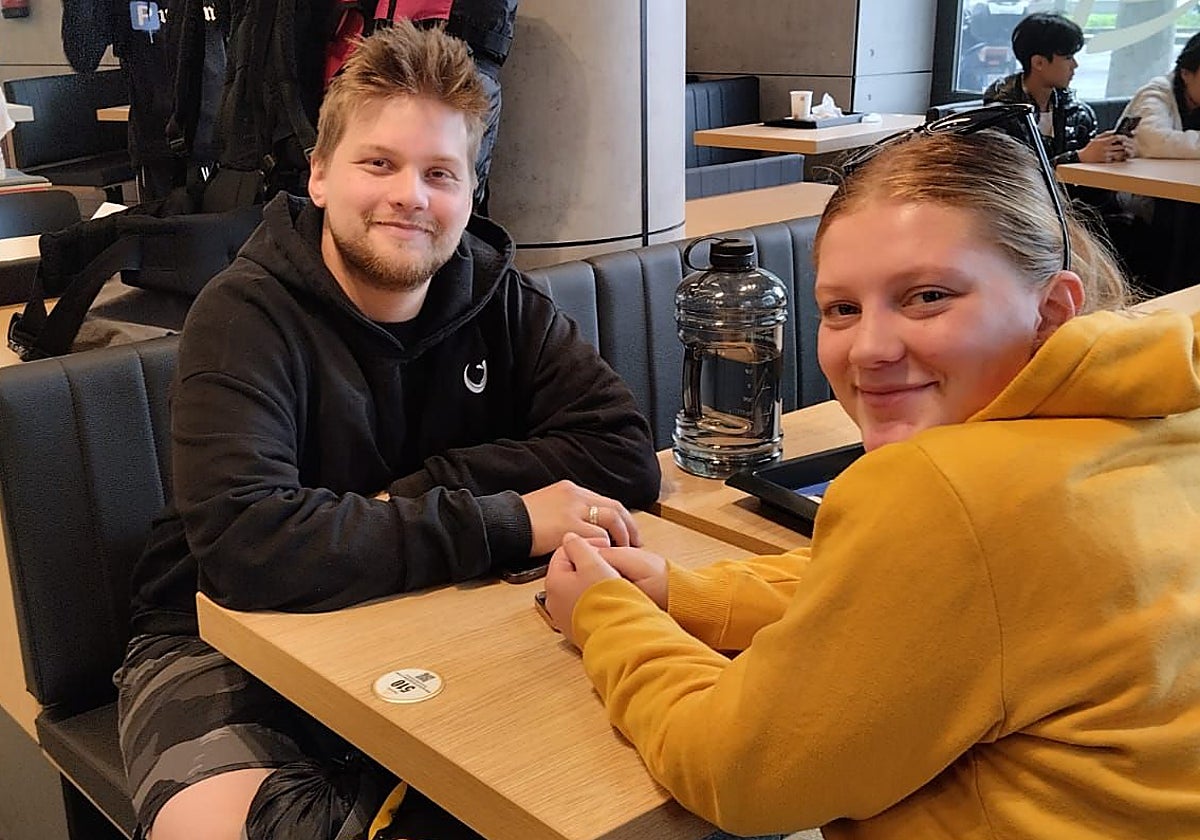 Larsen y Anna, dos viajeros alemanes a la espera de un tren