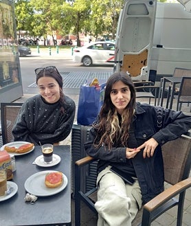 Imagen secundaria 2 - Arriba, Manuela, Hannah, Elvis y Enrique brindan con cerveza tras su regreso a Madrid. Debajo, viajaros a la espera de noticias en Atocha. A la derecha, las hermanas cordobesas Sandra y Marina 