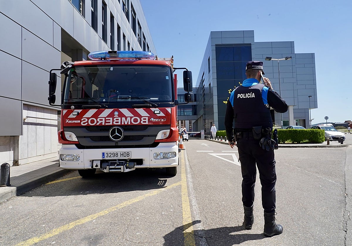 Los bomberos y agentes de la Policía Nacional, este lunes en el Hospital de León
