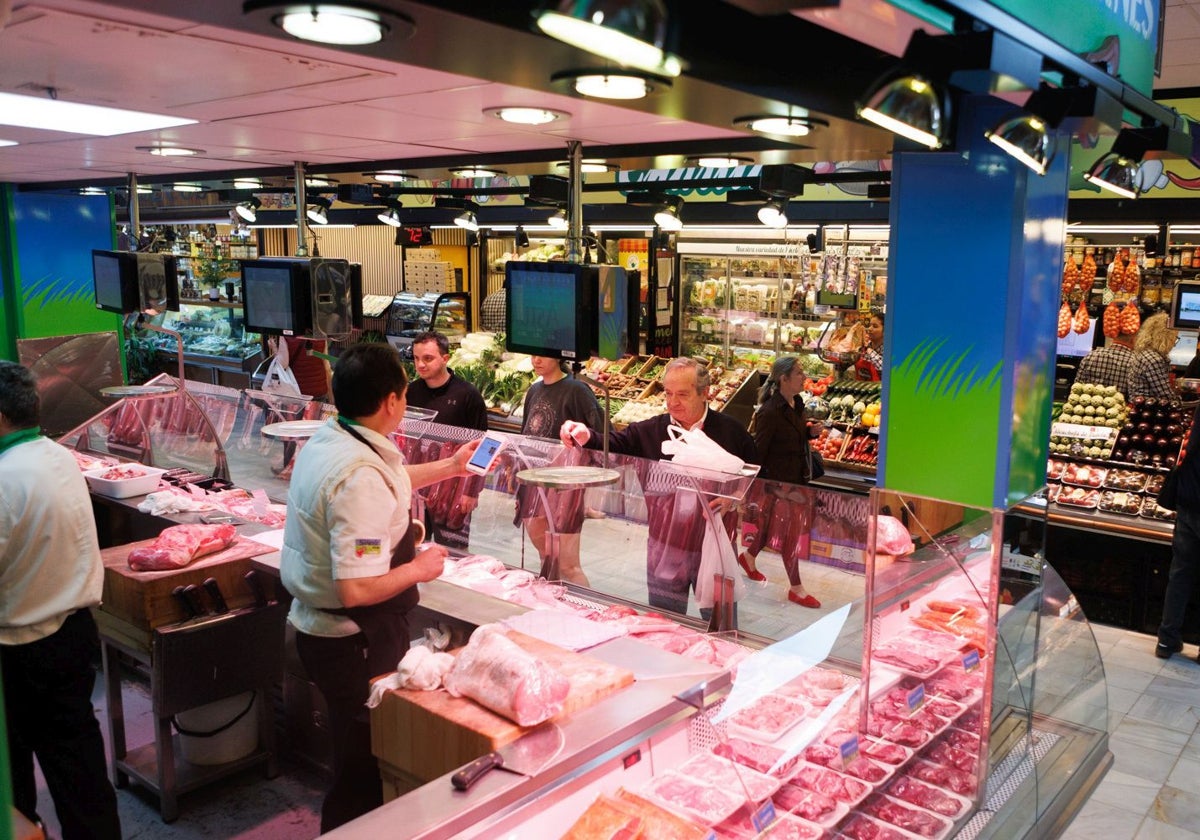 En vídeo: El comercio local recupera la normalidad tras el apagón | Foto: Normalidad en el mercado de Chamartin