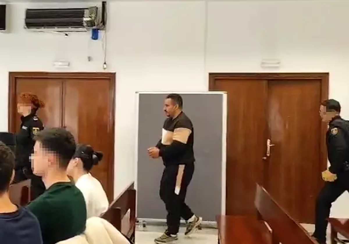 El acusado de acabar con la vida de Zouhr B., a su llegada al juicio con jurado