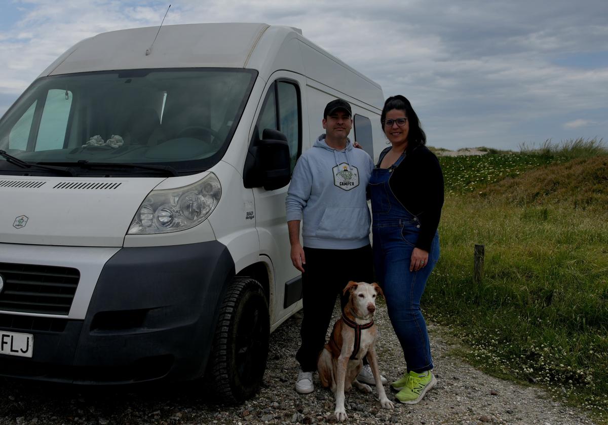 Belén, Juan y su perro Dante, junto a su camper
