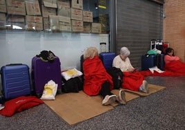 Viajeros atrapados en la estación de Córdoba por el apagón: «La noche ha sido horrorosa»