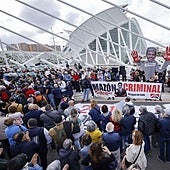 Una protesta reclama la dimisión de Mazón frente a la cena del congreso del PP europeo en Valencia