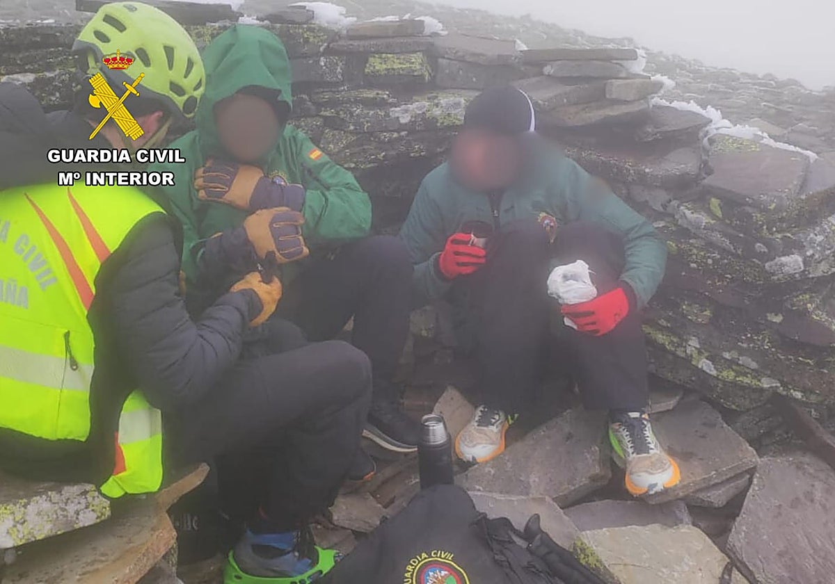 Se ascendió hasta los dos corredores, de 36 y 42 años, vecinos de la provincia de Zaragoza, se les facilitó ropa de abrigo y bebida caliente para que entraran en calor ante el principio de hipotermia que presentaban
