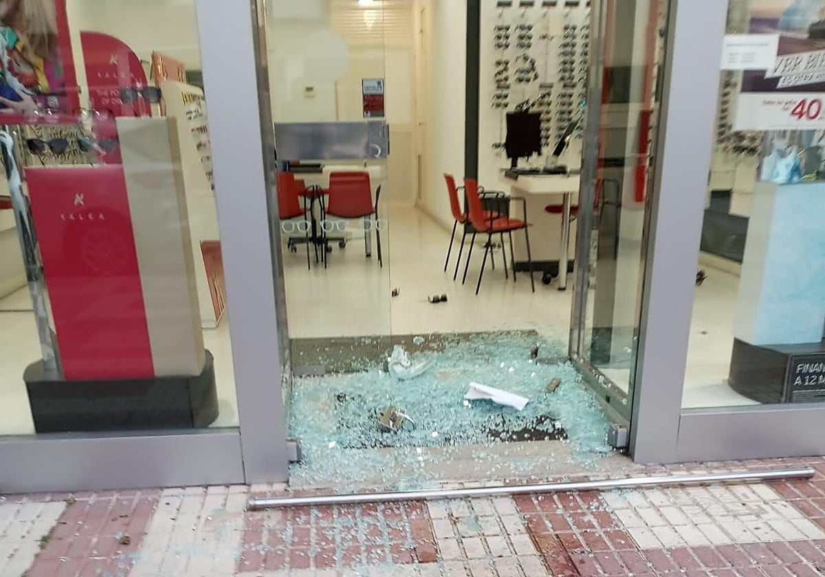 Imagen del la óptica asaltada esta pasada madrugada en la avenida de Sana Ana en Palma