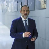 El exministro José Luis Ábalos, en los pasillos del Congreso de Diputados