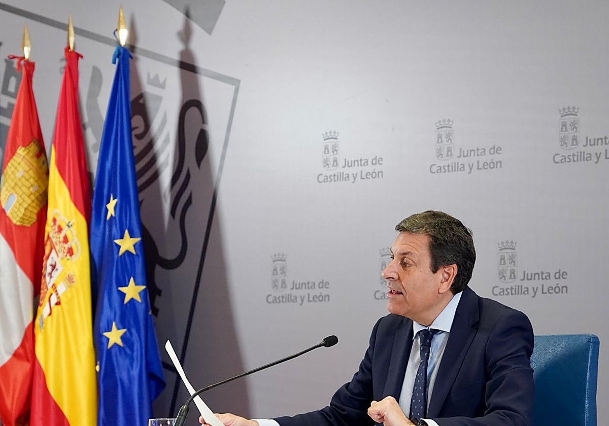 El consejero de Economía y portavoz de la Junta, Carlos Fernández Carriedo, comparece en rueda de prensa posterior al Consejo de Gobierno