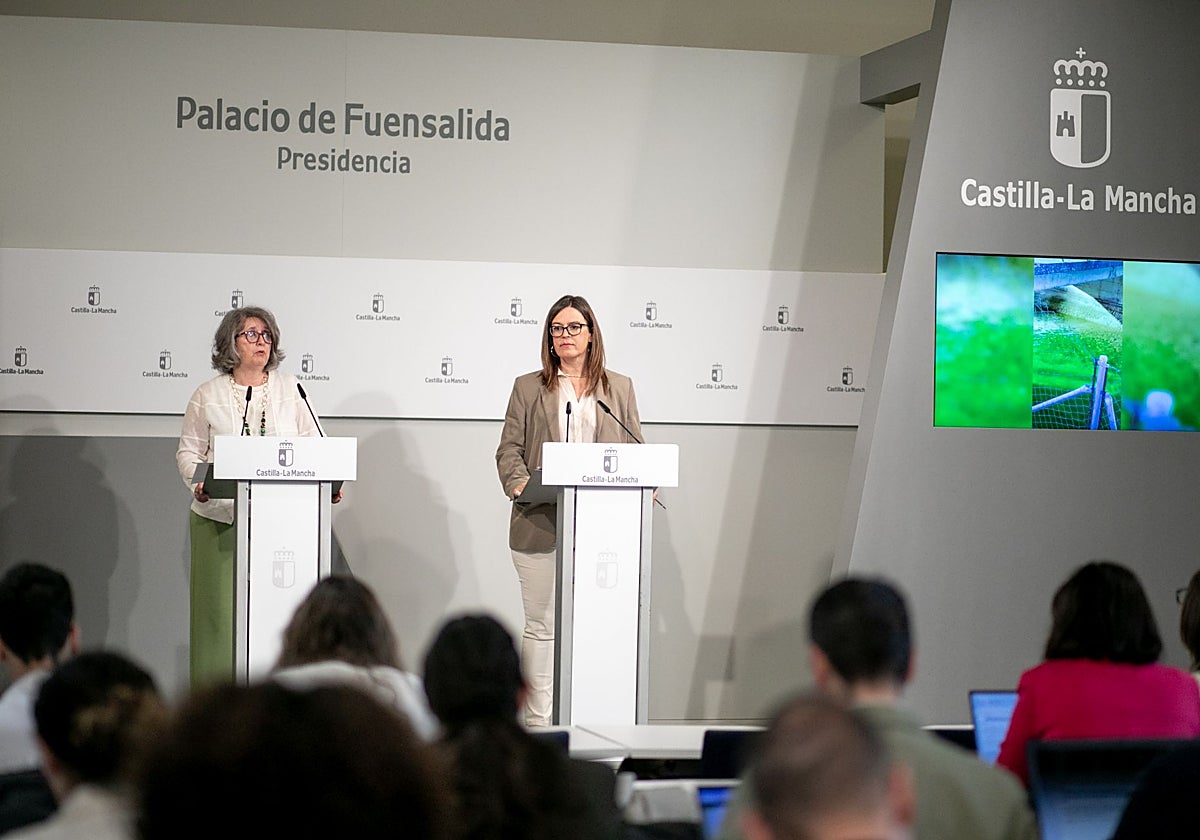 Las consejeras Mercedes Gómez y Esther Padilla, durante la rueda de prensa del Consejo de Gobierno