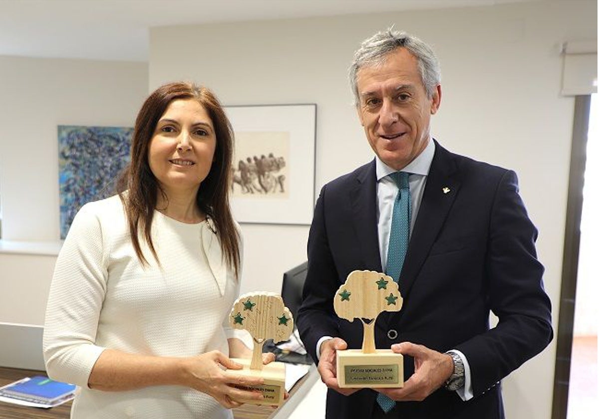 El presidente de la Fundación Eurocaja Rural, Javier López Martín, visitó la localidad para entregar a la alcaldesa del municipio, María Isabel Albalat Asensi, estas ayudas