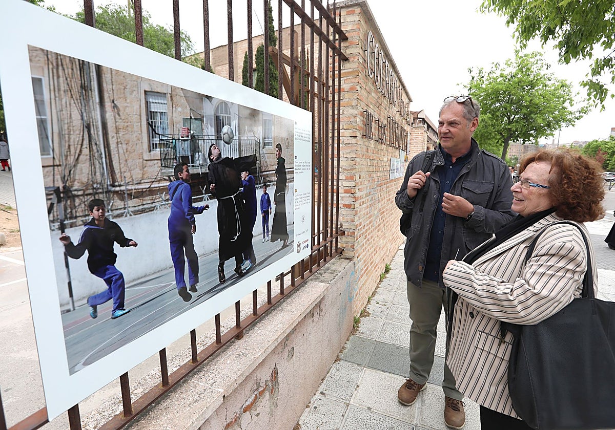 El fotógrafo Thomas Coex, autor de las fotos, junto a la concejala de Cultura de Toledo, Ana Pérez