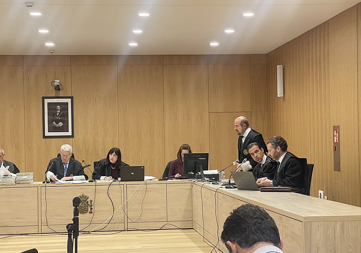 El fiscal Jesús Aparicio junto a