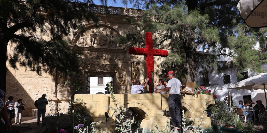Lo que cuesta montar una de las famosas Cruces de Córdoba: «Las clásicas, en torno a 1.200; y las innovadoras superan los 3.000»