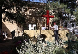 Lo que cuesta montar una de las famosas Cruces de Córdoba: «Las clásicas, en torno a 1.200; y las innovadoras superan los 3.000»