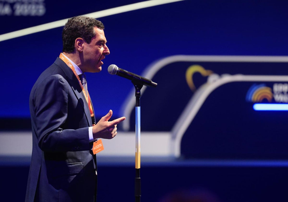 El presidente de la Junta de Andalucía, Juanma Moreno, pronuncia un discurso durante la segunda jornada del congreso del Partido Popular Europeo en Valencia.