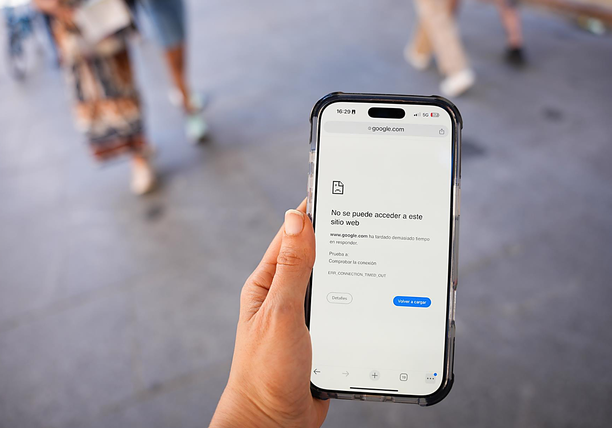 Un teléfono móvil sin señal durante el apagón de red eléctrica