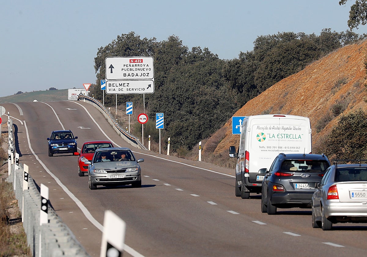 Varios vehículos circulan por Belmez, en el tramo Badajoz-Espiel de la N-432