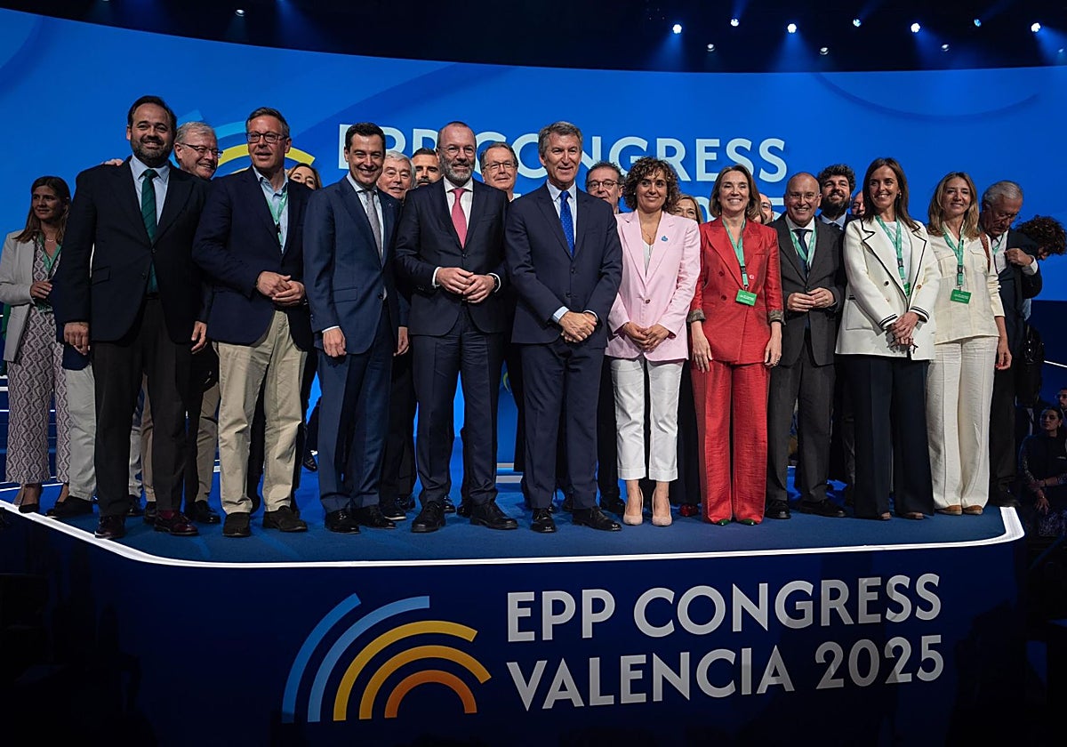 Paco Núiñez con Feijoó y otros líderes del PP en el Congreso celebrado en Valencia