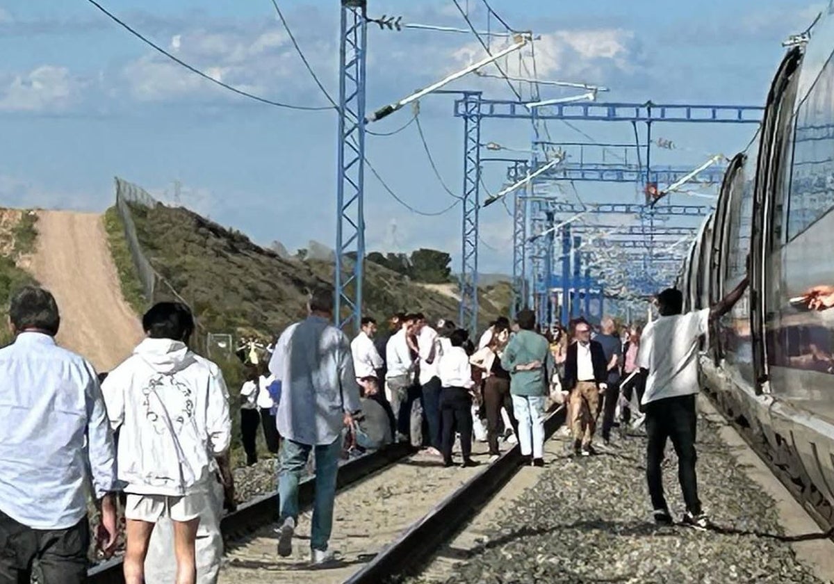 Foto tomada por un miembro del pasaje varado en Plasencia de Jalón el lunes pasado en pleno apagón