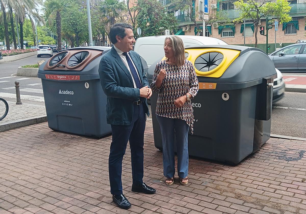 El alcalde y la presidenta de Sadeco, este miércoles informando de la renovación de contenedores