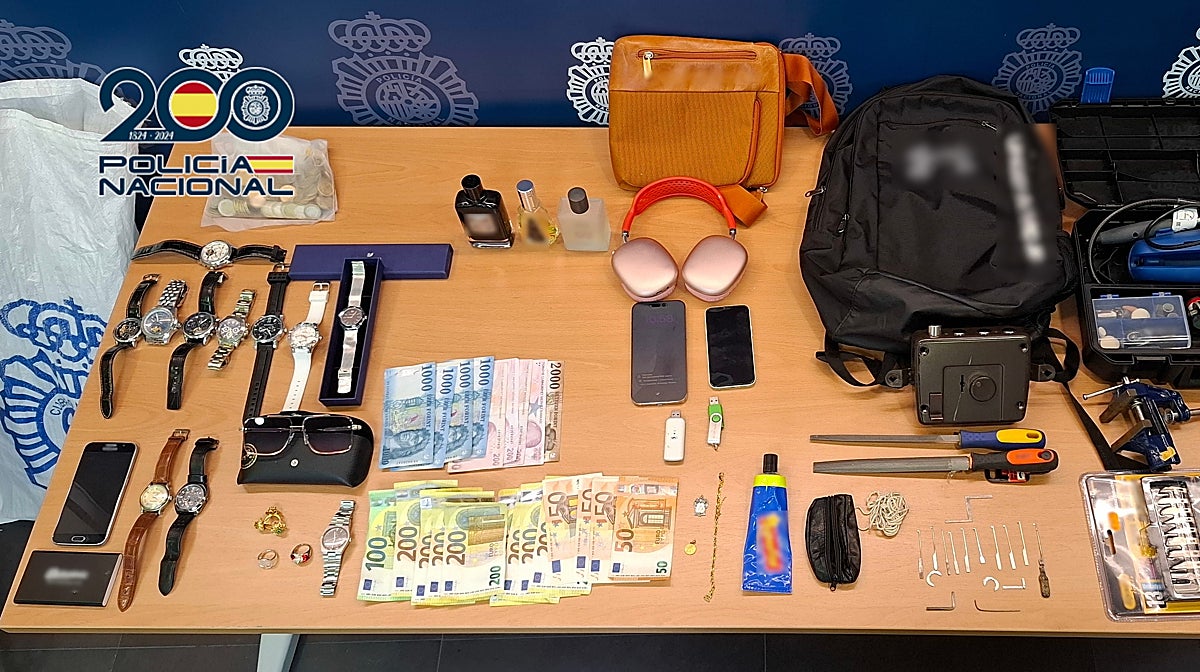 Imagen de los objetos y dinero requisados en casa de los detenidos