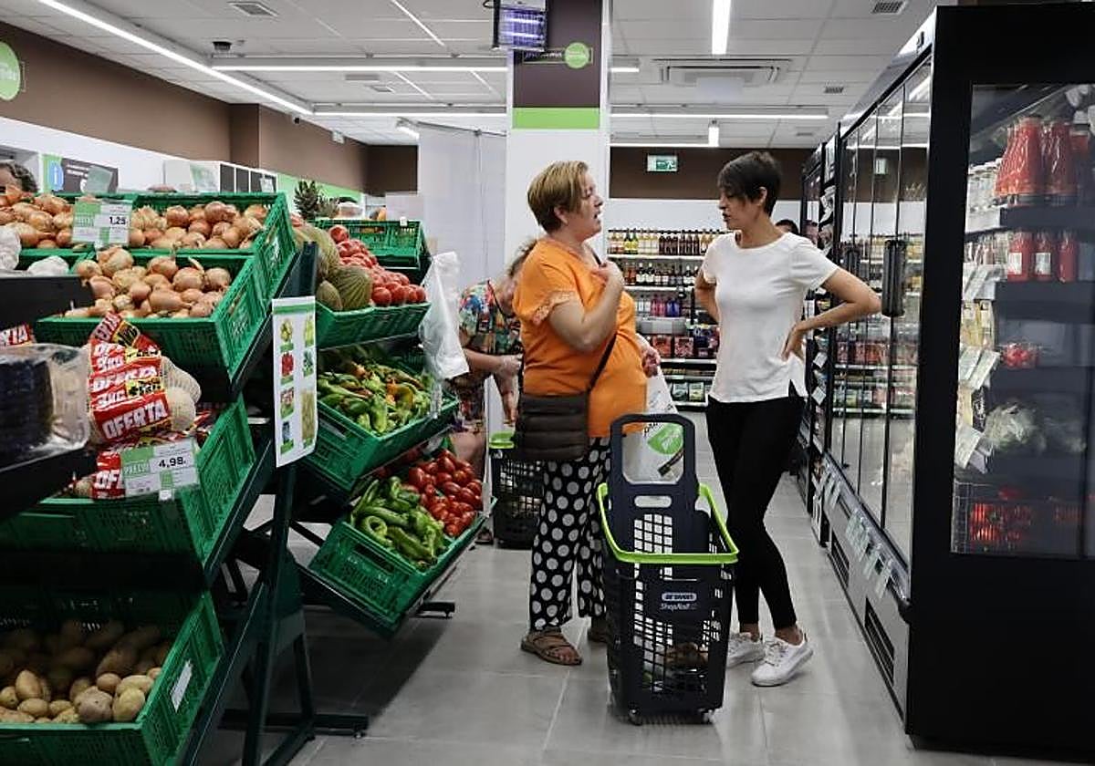 Dos clientas en un supermercado de la capital cordobesa