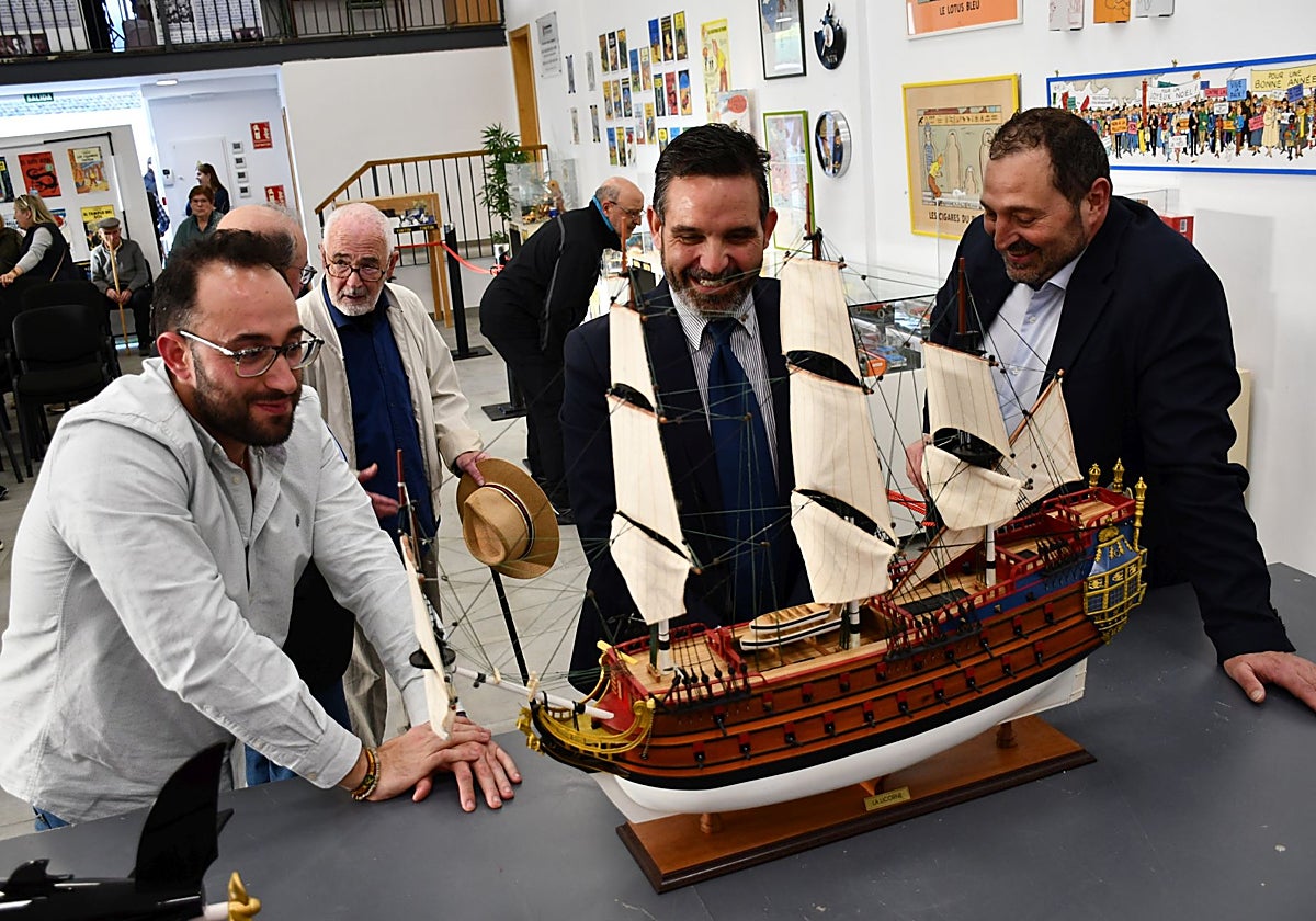 El vicepresidente de la Diputación de Toledo, Joaquín Romera, ha visitado la exposición