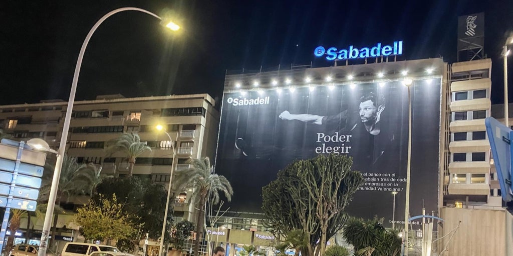 El alcalde de Alicante pide que el Sabadell mantenga oficinas, empleo y su apoyo al Teatro Principal ante la opa del BBVA