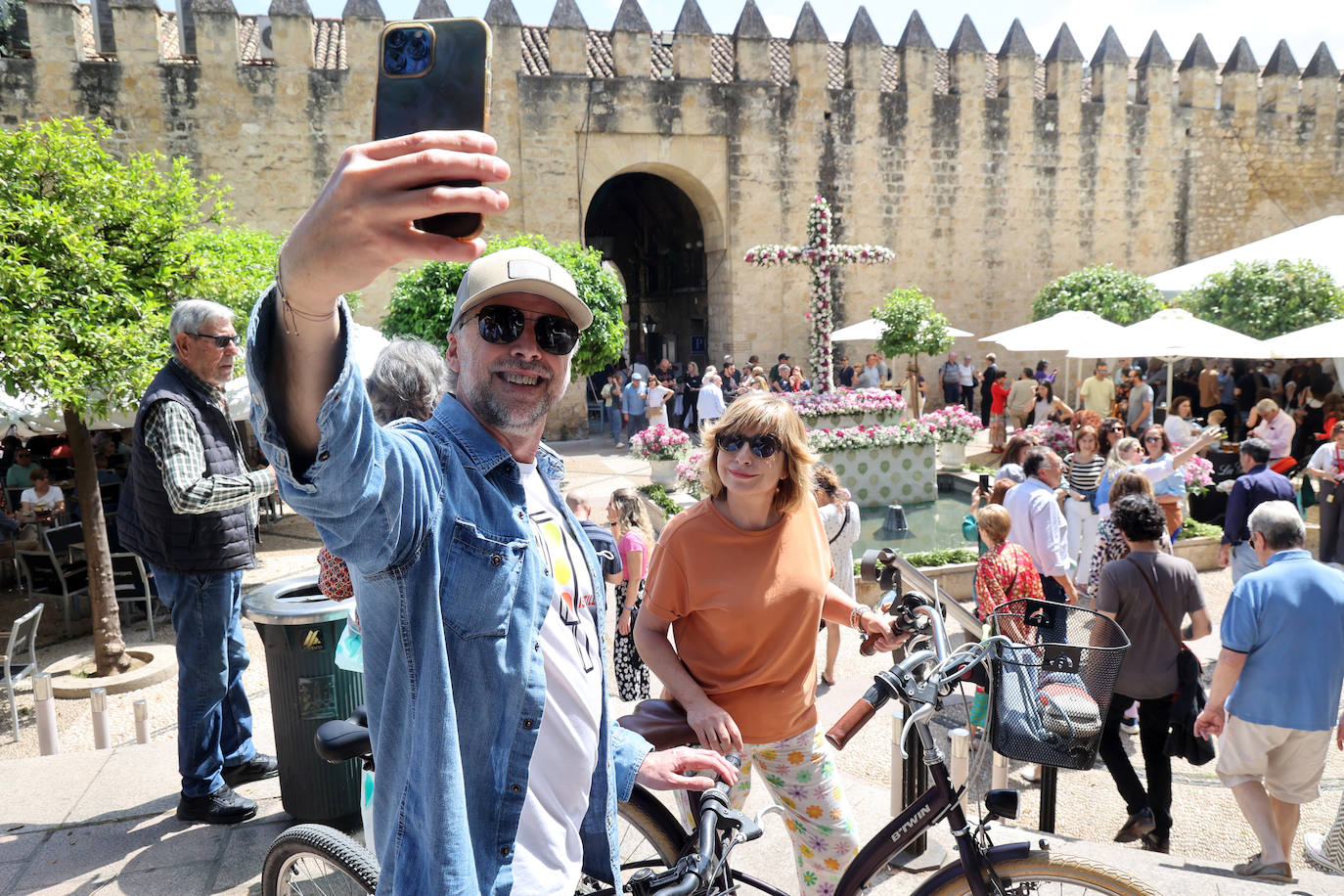 El color y la belleza de las Cruces de Mayo en Córdoba, en imágenes